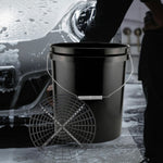 Carregar imagem no visualizador da galeria, Balde preto com grelha para lavagem de carros, ideal para remover sujeira e proteger a pintura durante a limpeza automotiva.  Imagem 2