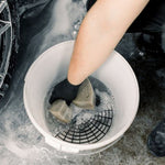 Carregar imagem no visualizador da galeria, Detalhe de balde com grelha e esponja sendo usada para lavar o carro, mostrando a eficácia na remoção de sujeira e partículas.