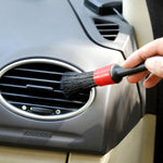 Carregar imagem no visualizador da galeria, Escova de detalhe em uso, mostrando eficácia na limpeza nas saídas de ar do veículo automóvel
