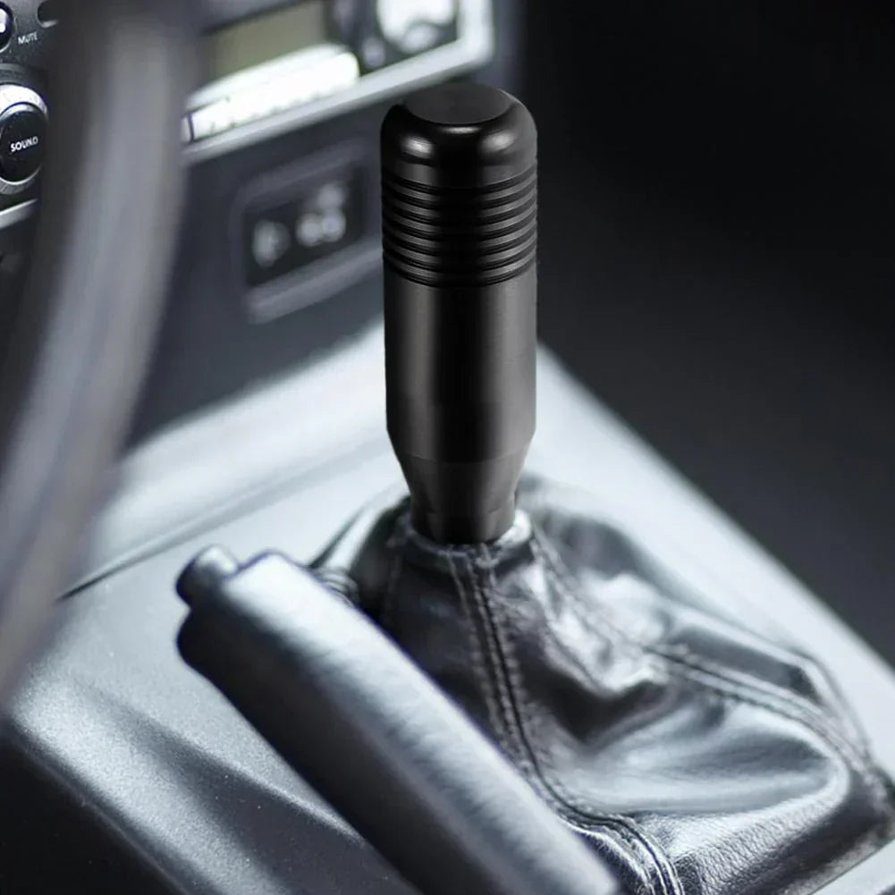 Procuras uma melhor sensação ao volante e um toque de elegância no interior do teu carro?