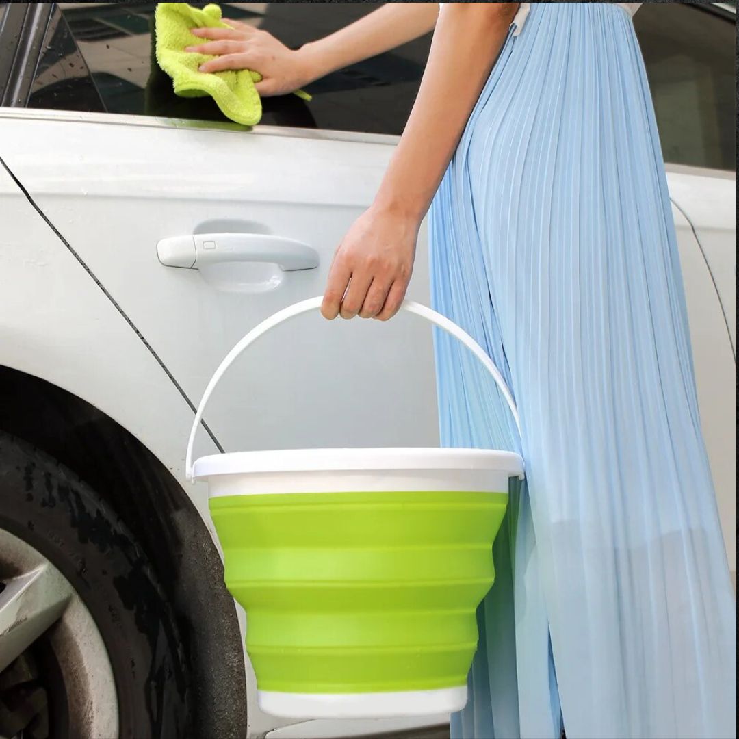 utilização do balde dobrável de silicone para lavagem de carro automóvel eficiente
