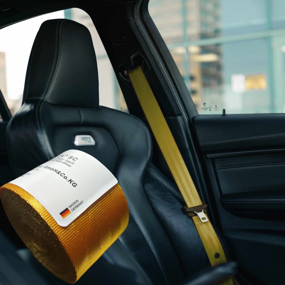 Cinto de segurança amarelo no interior de um carro para personalização automóvel