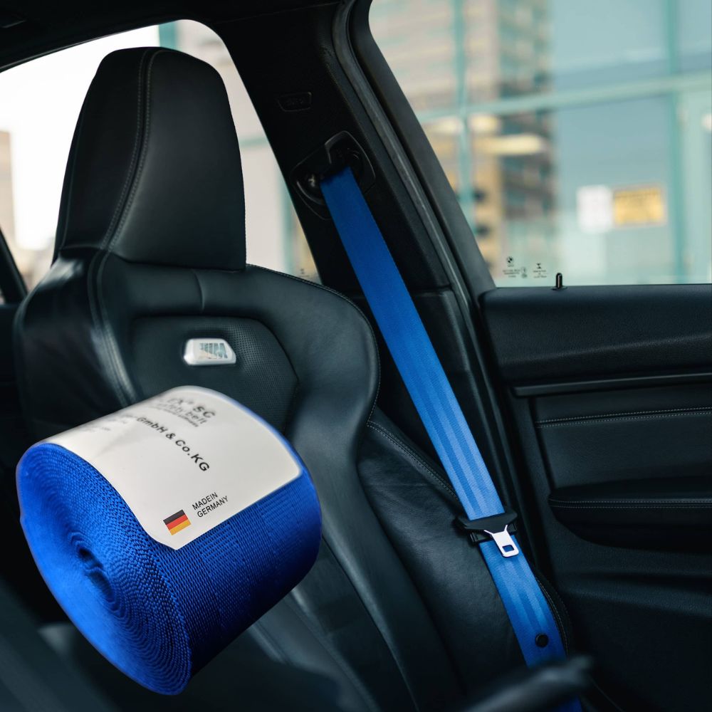 Cinto de segurança azul vibrante instalado num veículo moderno, combinando segurança e estética com engenharia alemã carro automóvel