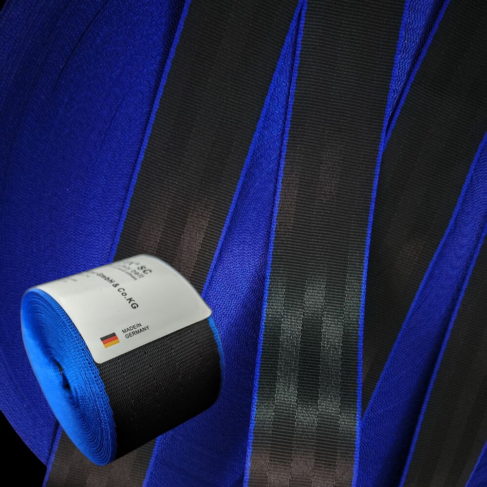 Rolo de cinto de segurança preto com costuras em azul de alta resistência, fabricado na Alemanha, aumentando a segurança carro automóvel