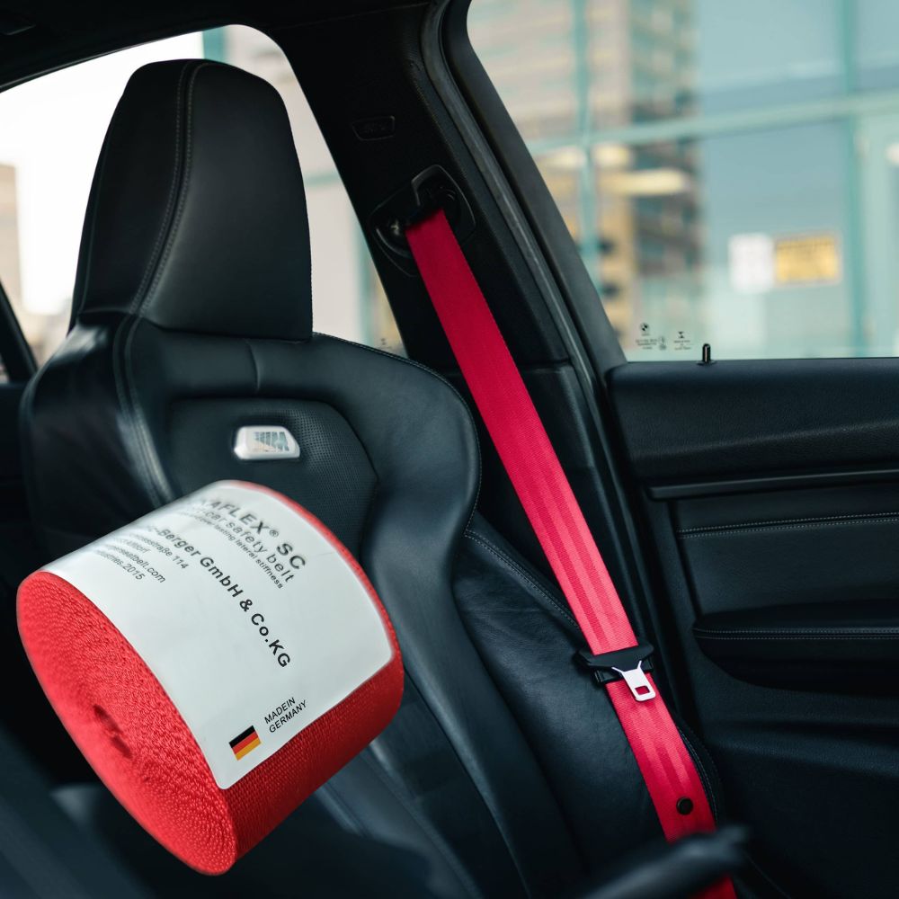 Cinto de segurança vermelho interior do carro automóvel, proporcionando personalização e segurança