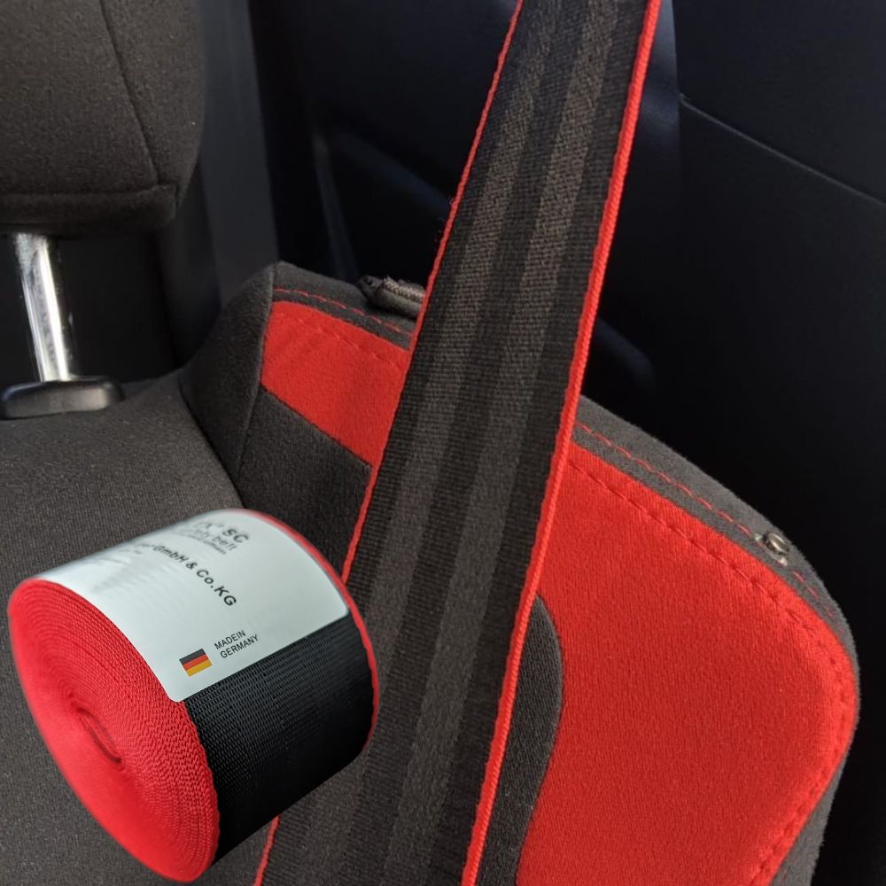Cinto de segurança vermelho e preto marcante no interior de um carro automóvel