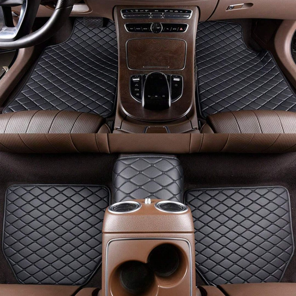 Tapetes de carro preto instalados em automóvel, combinando com interior castanho luxuoso