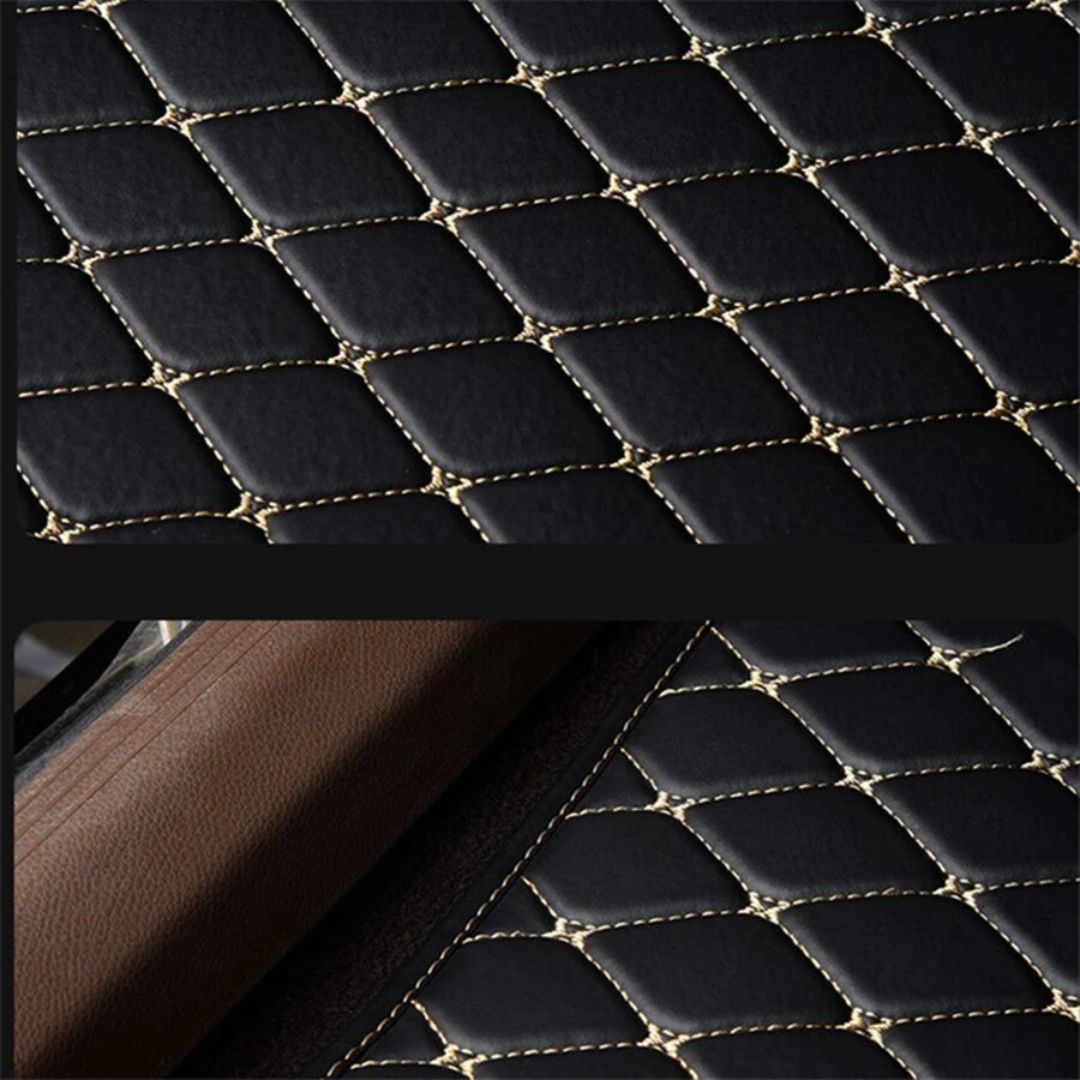 Detalhe de tapete de carro preto com costura, destacando a qualidade e o design sofisticado