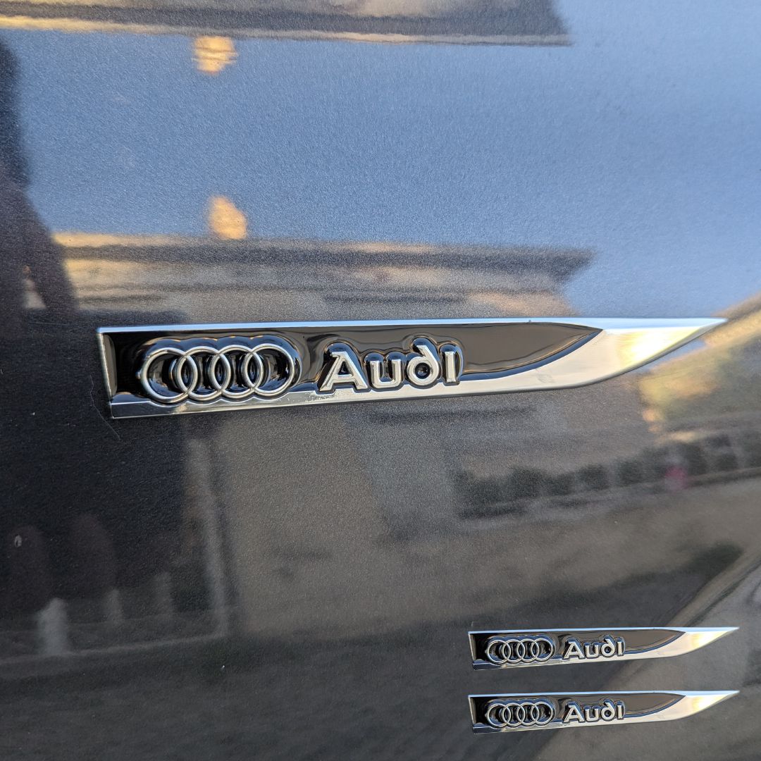 Emblema Lateral Metálico personalização com a marca Audi na cor preto e cinzento para colocar no carro automóvel de forma discreta e moderna