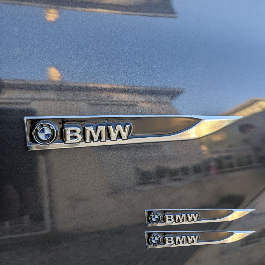 Emblema Lateral Metálico em 3D personalização com a marca BMW para colocar no carro automóvel de forma discreta e moderna