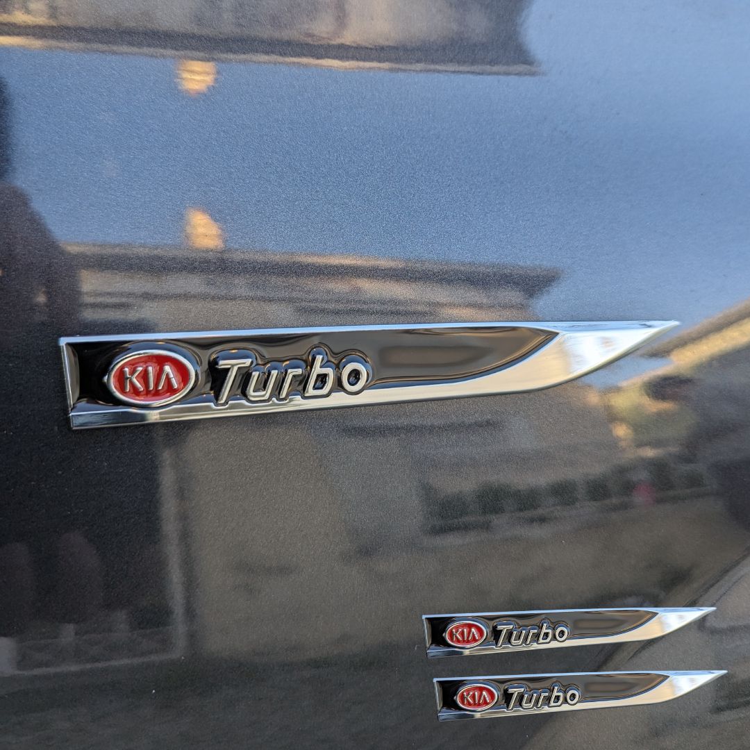 Emblema Lateral Metálico em 3D, personalização com a marca Kia Turbo para colocar no carro automóvel de forma discreta e moderna