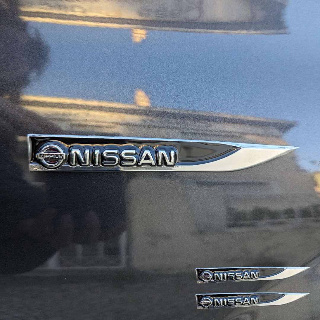 Emblema Lateral Metálico personalização com a marca nissan para colocar no carro automóvel de forma discreta e moderna