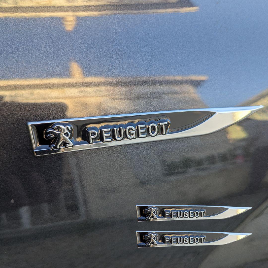 Emblema Lateral Metálico personalização com a marca peugeot para colocar no carro automóvel de forma discreta e moderna