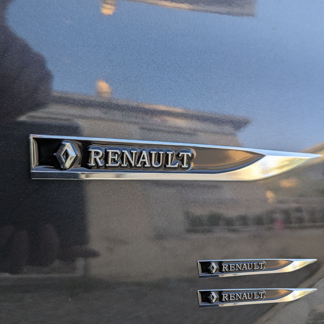 Emblema Lateral Metálico personalização com a marca Renault em 3D para colocar no carro automóvel de forma discreta e moderna