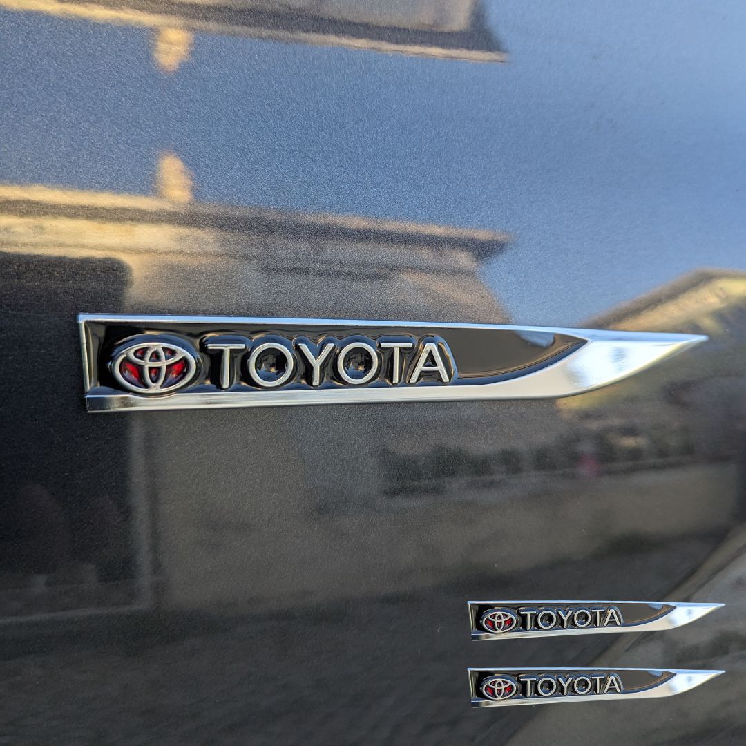 Emblema Lateral Metálico personalização com a marca Toyota para colocar no carro automóvel de forma discreta e moderna