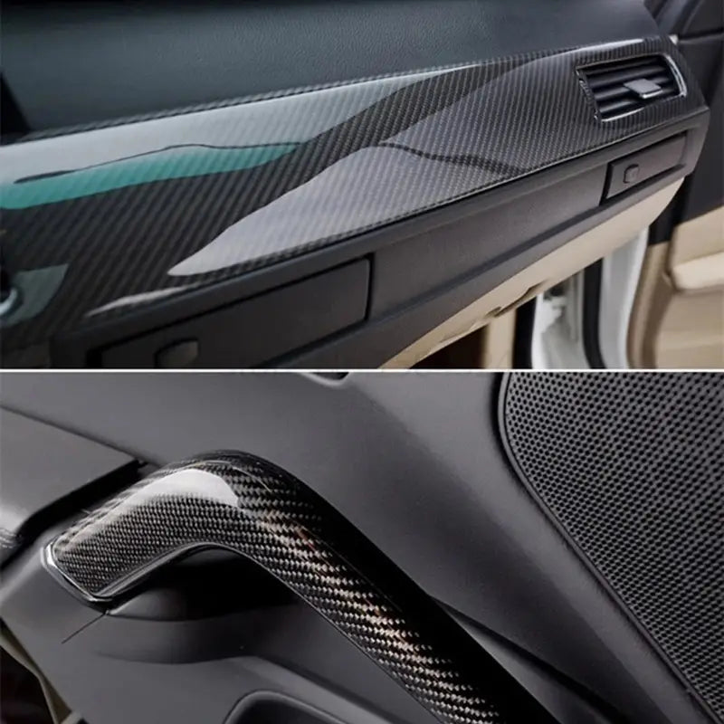 Detalhe de interior de carro com acabamento em película de carbono