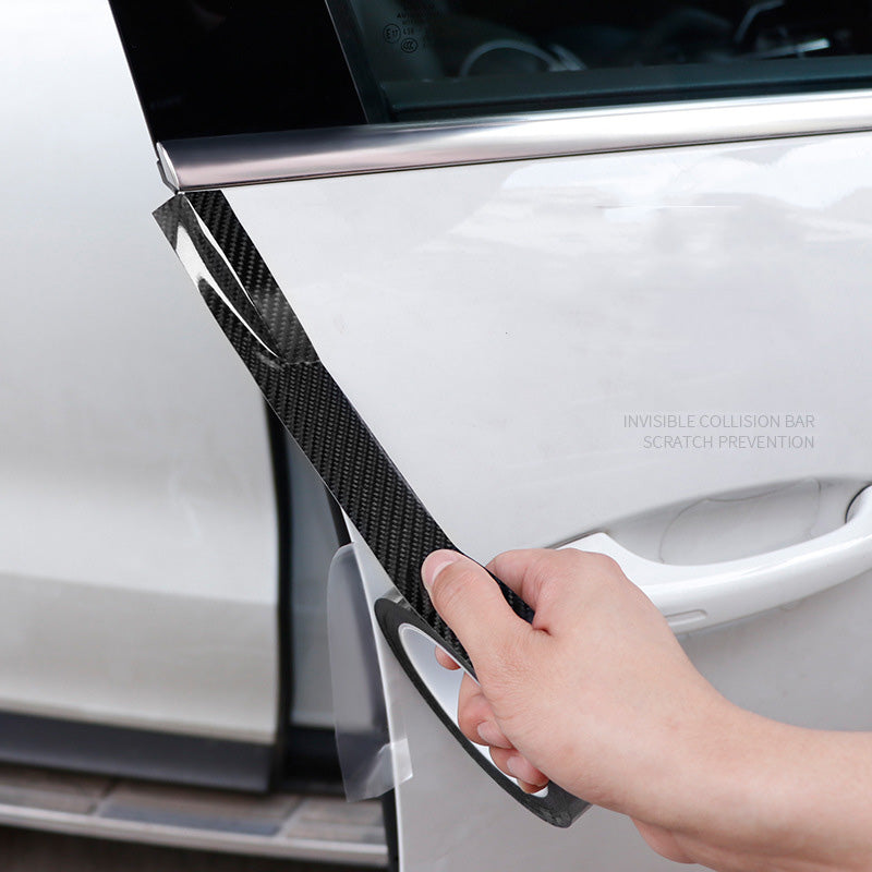 Película de carbono sendo aplicada na porta do carro para proteger contra riscos de outros automóveis