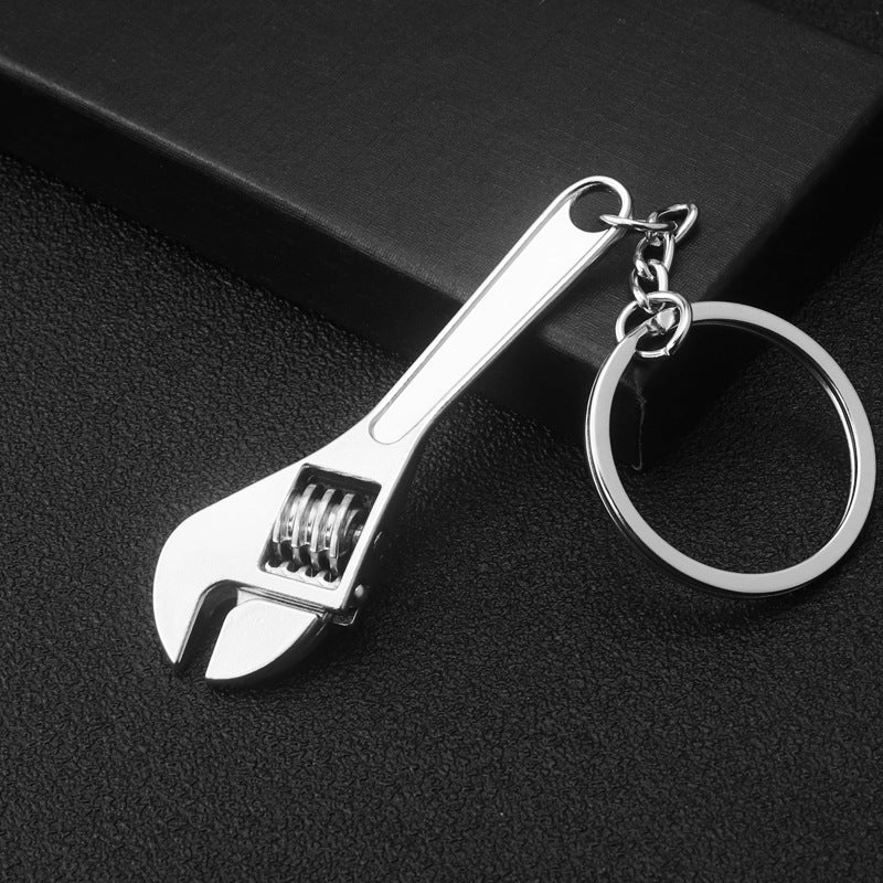 Porta-Chaves em formato de chave inglesa, com mola interativa e cor cinzento metálico, ideal para fãs e amantes de carros automóvel