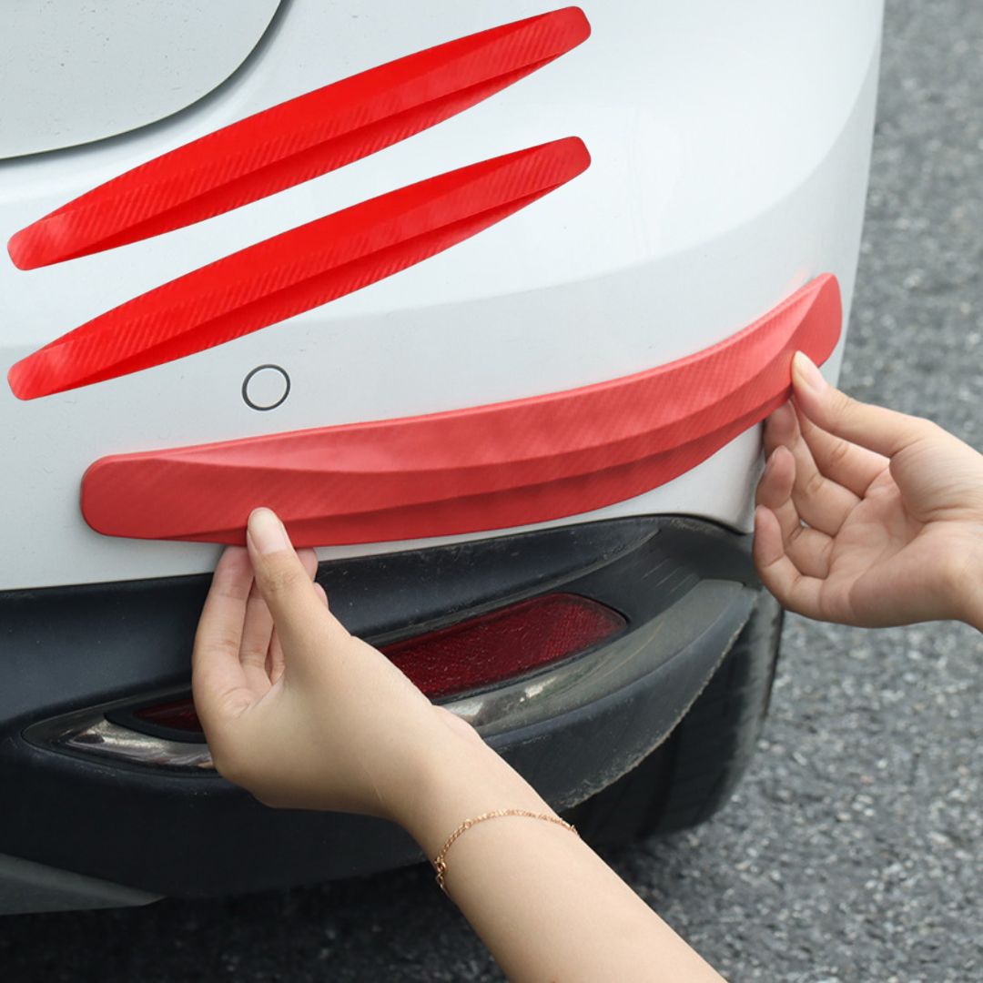 Aplicação manual de protetor para choques cor vermelho em carro branco proteção contra riscos e acidentes automóvel
