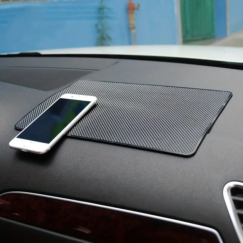 Smartphone sobre tapete antiderrapante preto colocado no tablier, evitando deslizamentos