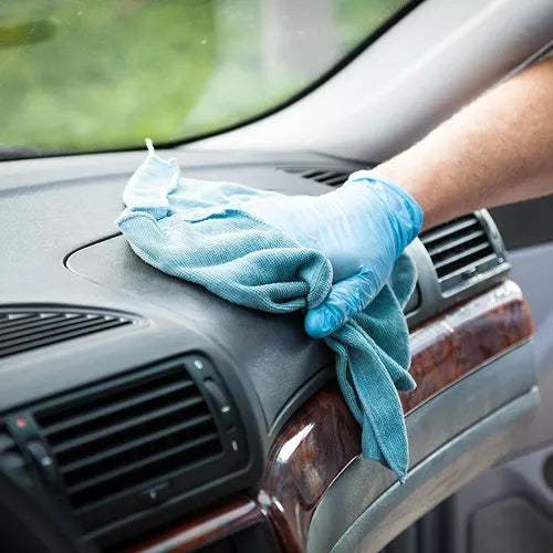 Aplicação do Cleaner Multiusos Clean2GO em estofados de carro, removendo manchas