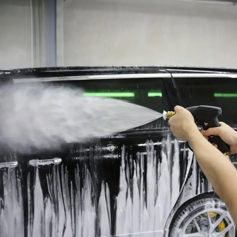 pistola de alta pressão para lavagem automóvel em utilização num carro preto com espuma exterior