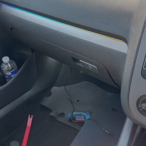 vídeo demonstrativo do LED RGB em Acrilico para painel do automóvel onde se altera as cores com um comando mostrando a cor vermelho, verde, azul e multicolorido 