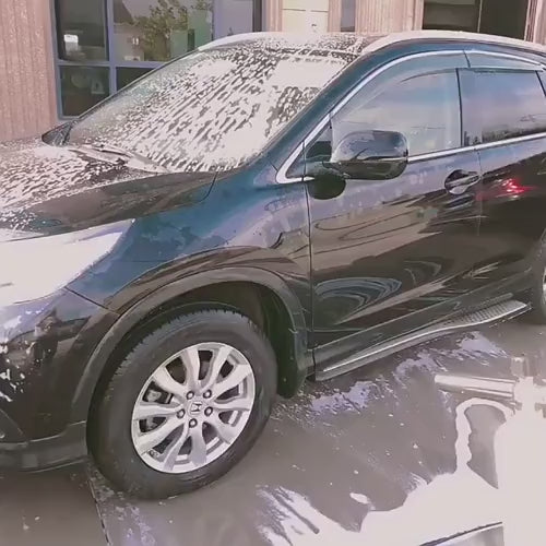 Vídeo demonstrando como usar a pistola de espuma para lavagem a pressão, mostrando o processo de aplicação de espuma no carro para uma limpeza eficiente.