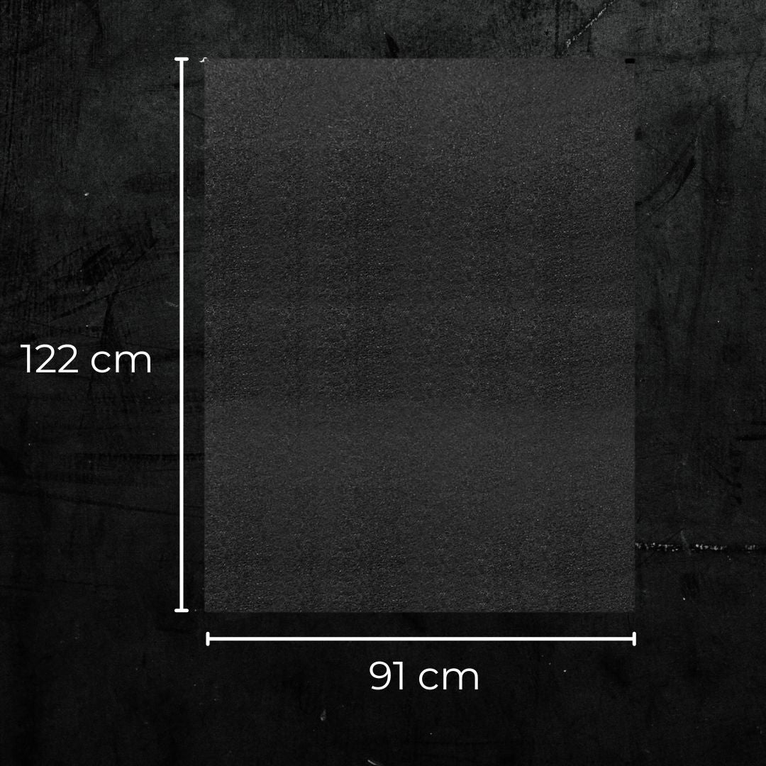 Tapete absorvente com dimensões de 122 cm por 91 cm, projetado para absorver óleos e líquidos em oficinas e garagens.