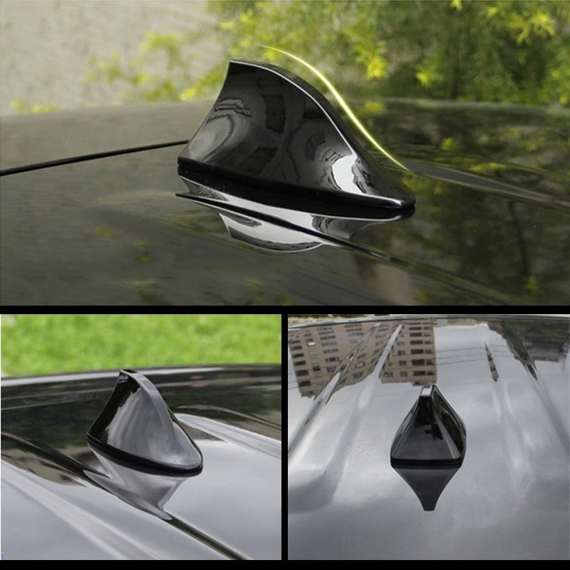 Antena preta brilhante estilo barbatana de tubarão em carro, combina funcionalidade e personalização automóvel