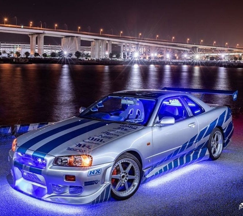 autocolante que replicam o Nissan Skyline GT-R R34 dos filmes do Velocidade Furiosa Fast & Furious, autocolante azul para aplicar na totalidade do automóvel, exemplo dentro da cidade de carro com underglow