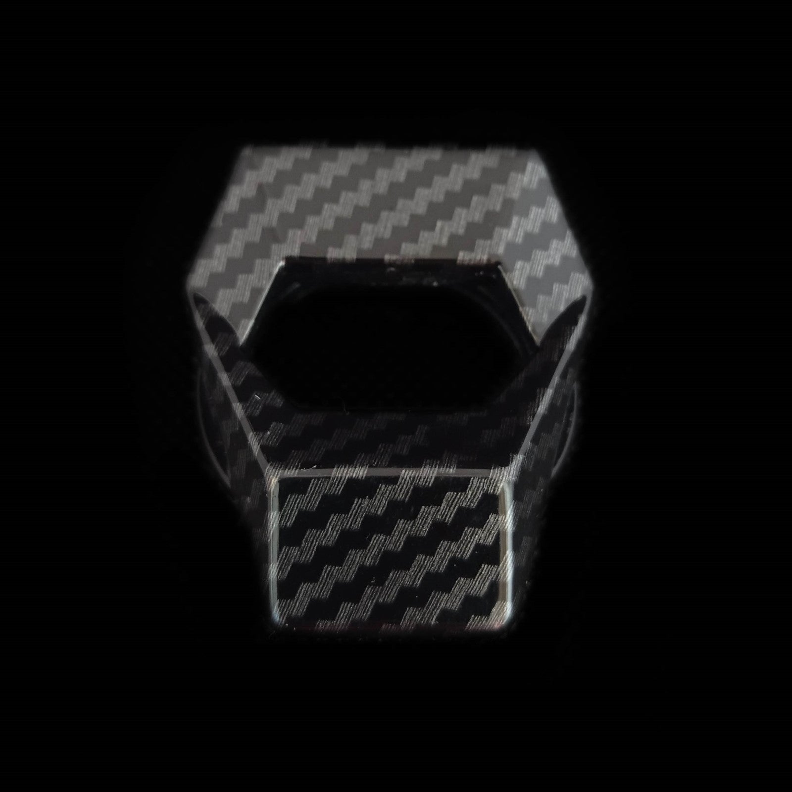 Vista frontal de capa para botão de ignição em fibra de carbono com design elegante para interior de carro automóvel