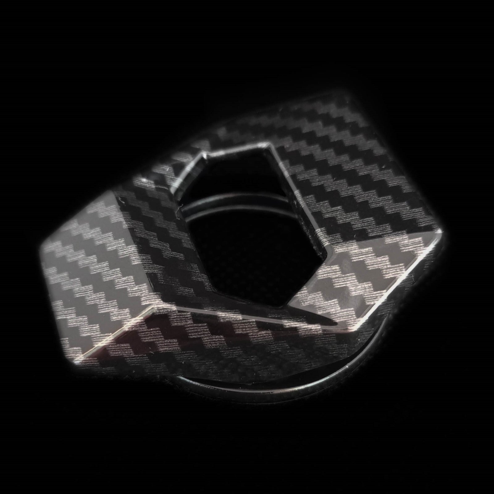 Capa para botão de ignição em carbono, destacando o design geométrico e a compatibilidade universal