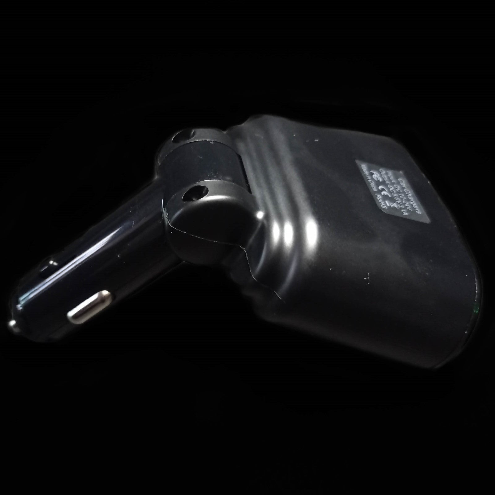 Carregador Isqueiro Duplo com ligações USB, detalhe da parte de trás do produto, na cor preto