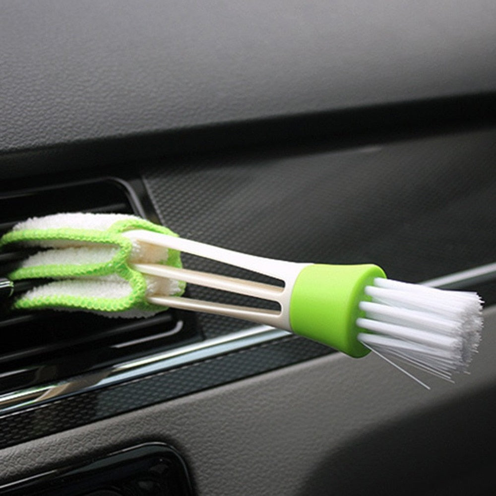 Escova Limpeza 2 em 1 detalhe carro automóvel vista lateral do produto pendurado nas saídas de ar