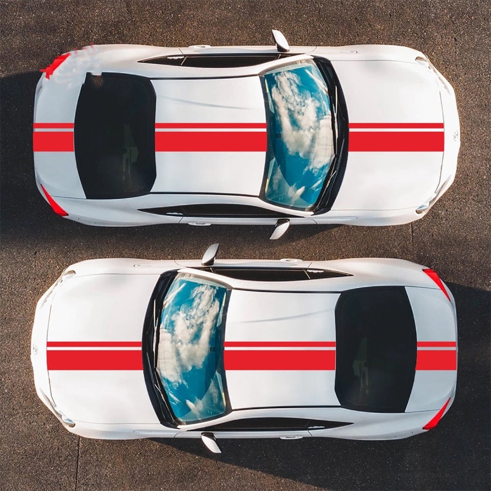 Faixa Desportiva vermelha Completa aplicada no tejadilho e capô de um carro branco, efeito desportivo e moderno na estrada