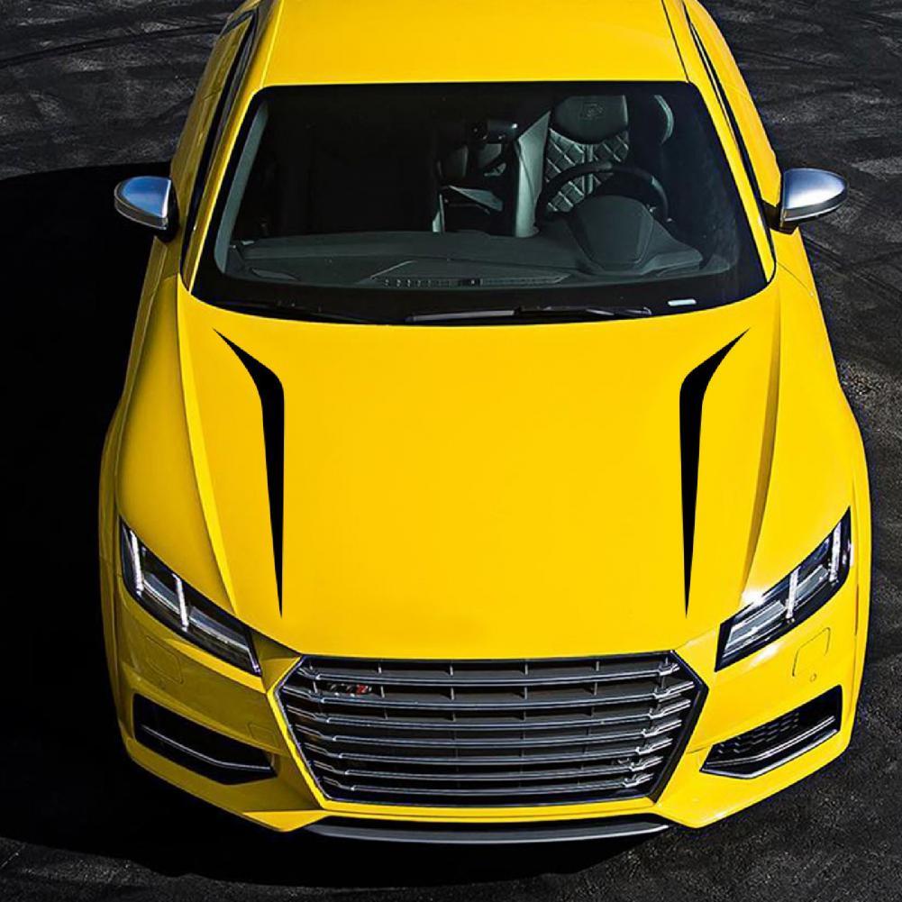 faixas autocolantes na cor preta para o capô do carro, aplicadas em automóvel amarelo, criando uma ilusão de carro desportivo