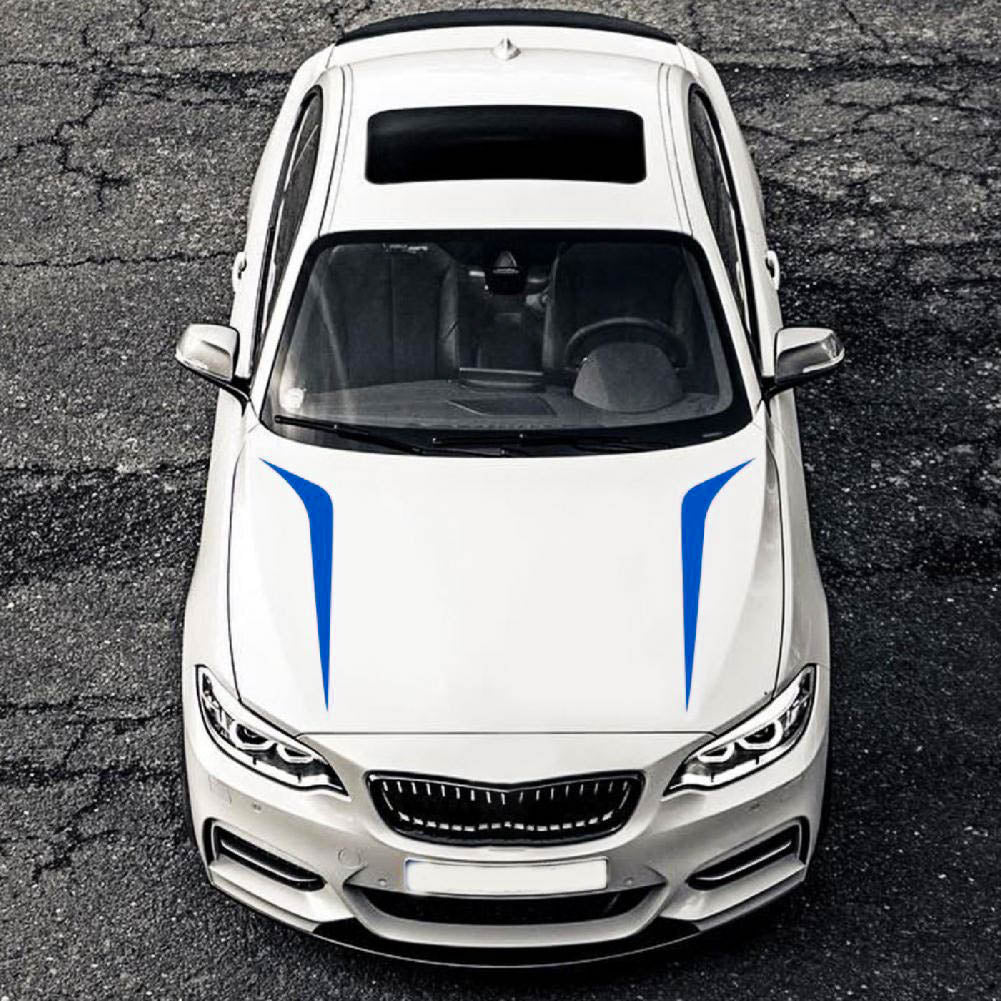 faixas autocolantes na cor azul para o capô do carro, aplicadas em automóvel branco, criando uma ilusão de carro desportivo
