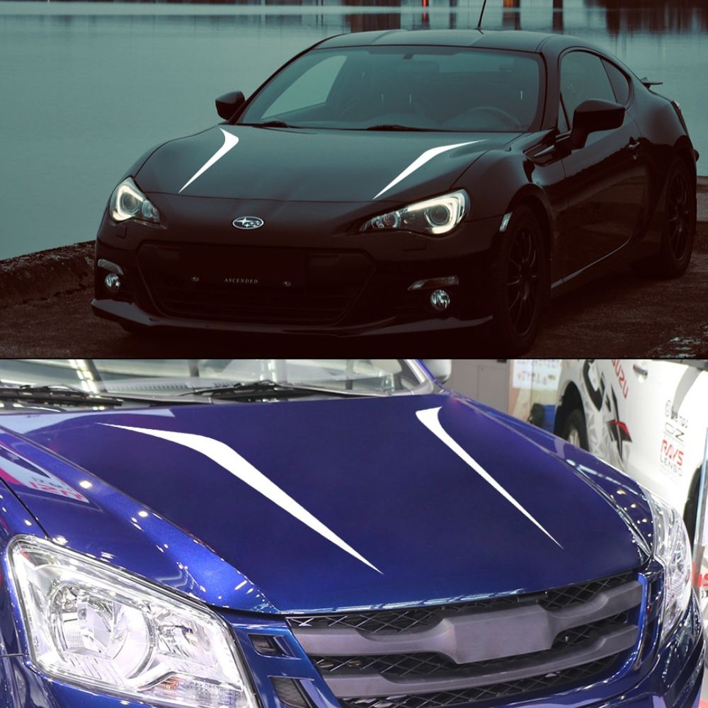 faixas autocolantes na cor branca para o capô do carro, aplicadas em automóvel azul e preto, criando uma ilusão de carro desportivo e luxuoso
