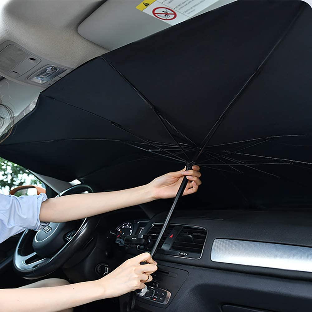 Instalação de guarda-sol preto para carro sobre o painel para-brisas, protegendo do sol