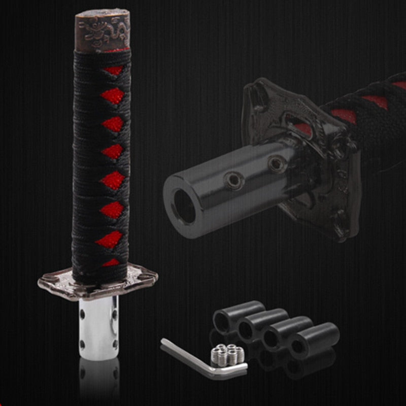 Manípulo de mudanças para carro em forma de espada com detalhes em vermelho e preto e adaptadores para instalação