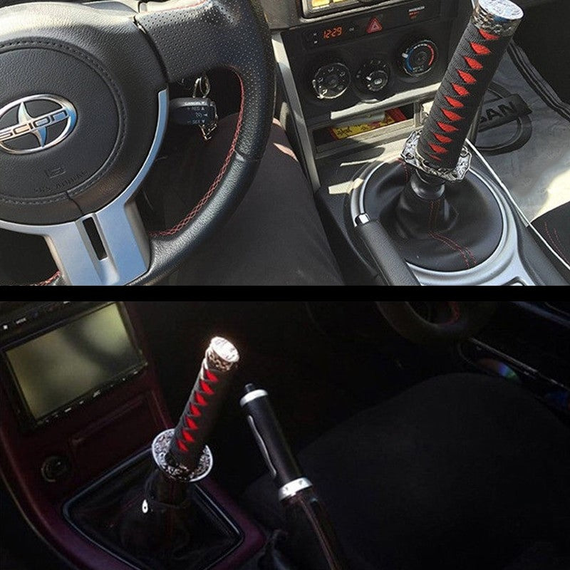 Manete de mudanças de carro personalizada com estilo de katana instalada no interior do veículo com design de punho em vermelho e preto jdm carro automóvel