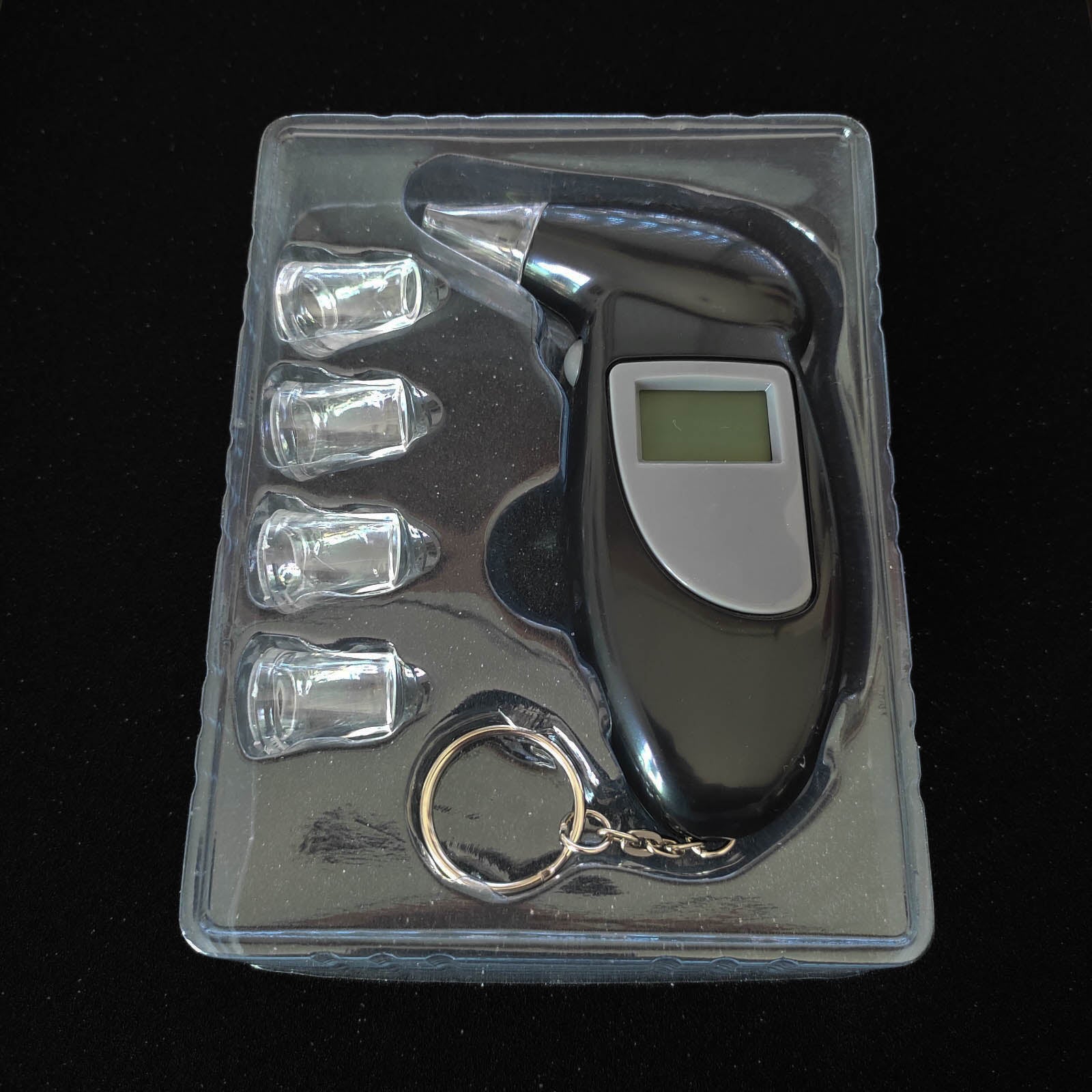 Medidor de Álcool dentro da caixa com 5 boquilhas diferentes que irão ser utilizadas para a realização do teste