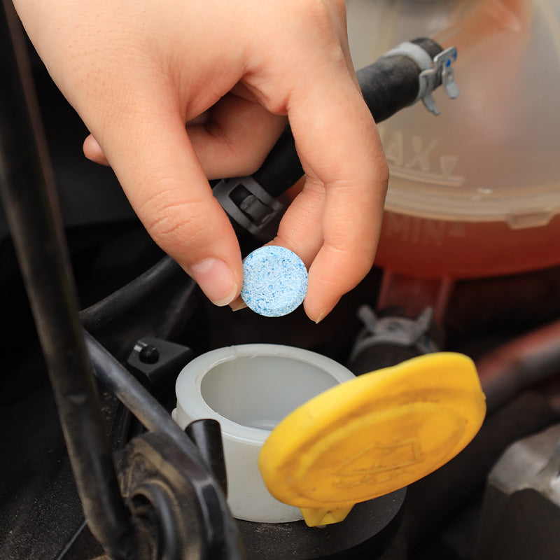 Colocar as Pastilhas para limpa para-brisas efervescentes limpeza de vidro carro automóvel no depósito de água