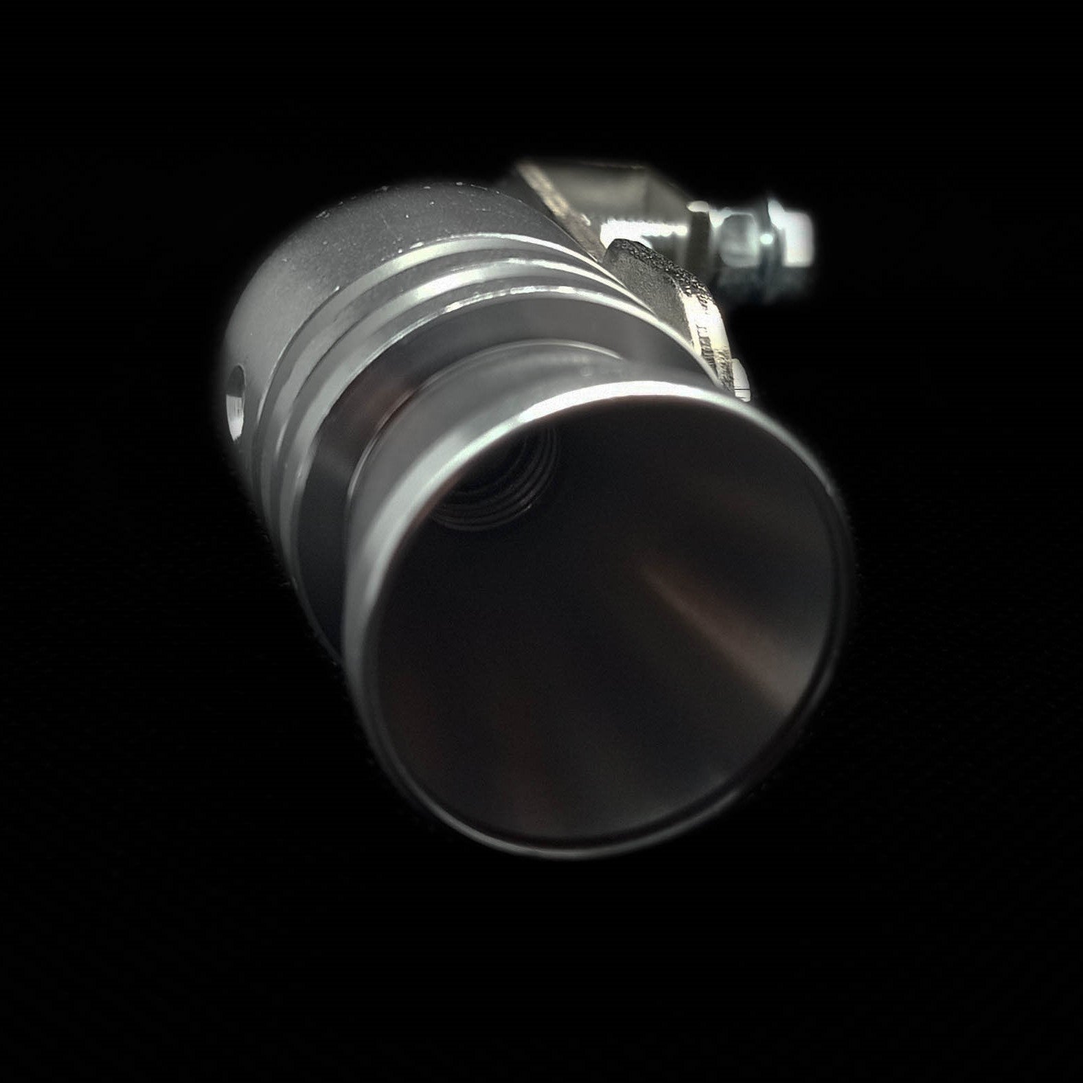 Vista de perto do simulador de turbo para escape carro automóvel
