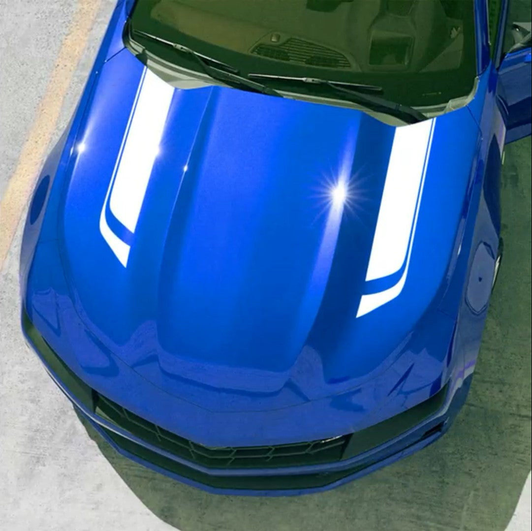 Tira Capô cor branco autocolante aplicadas em carro azul, dando um ar desportivo, moderno e luxuoso ao automóvel