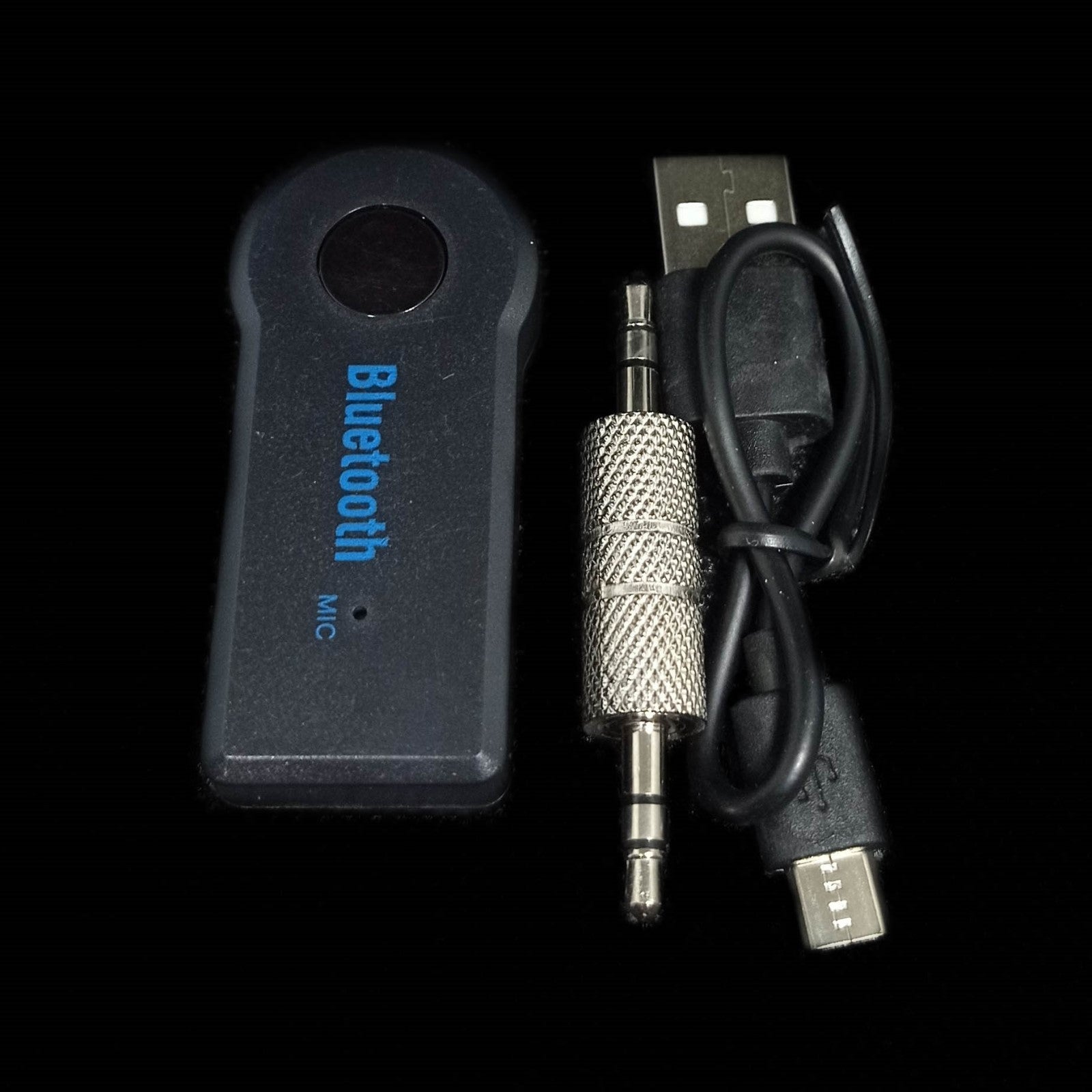 transmissor Bluetooth aux de perto, com os seus cabos de ligação para ligar ao automóvel