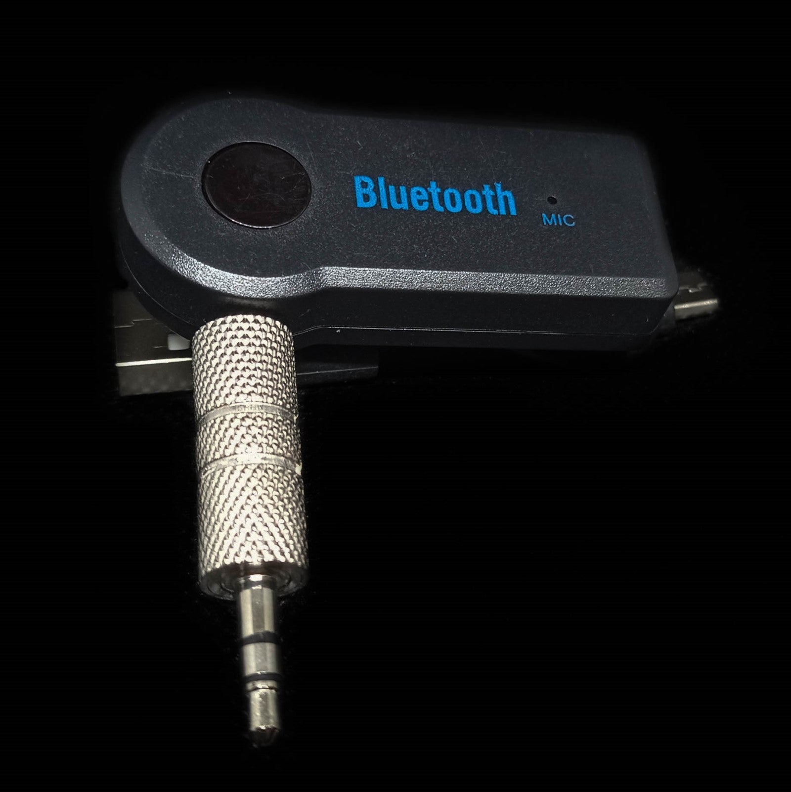 transmissor Bluetooth aux detalhe do produto com microfone, possibilidade de chamadas em alta voz e de ouvir música a partir do telemóvel