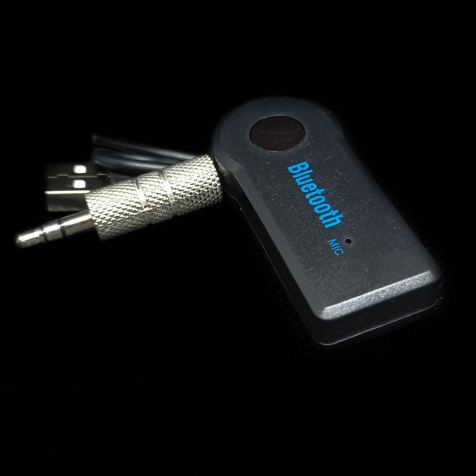 transmissor Bluetooth aux detalhe do produto na cor preto, com cabos de ligação
