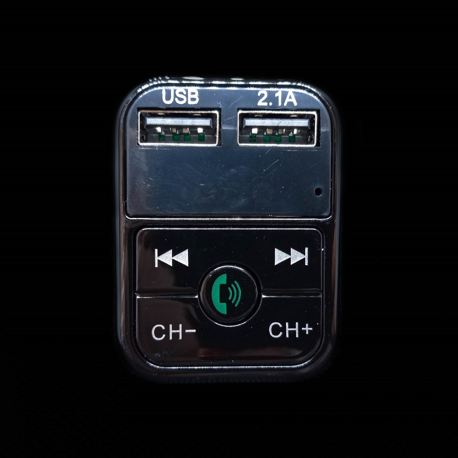Transmissor Bluetooth para carro com ligação isqueiro vista frontal do produto e dos seus botões de controlo e entradas USB